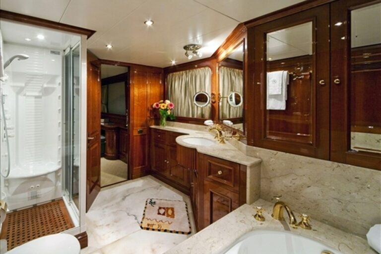 Sea Century Benetti classic 115 yacht master bathroom