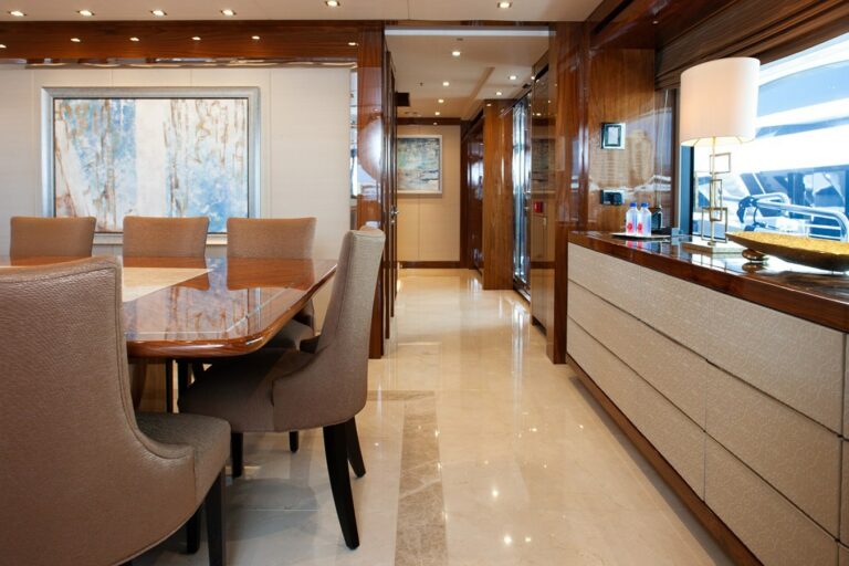 Q Sunseeker 155 Yacht Dinning Area