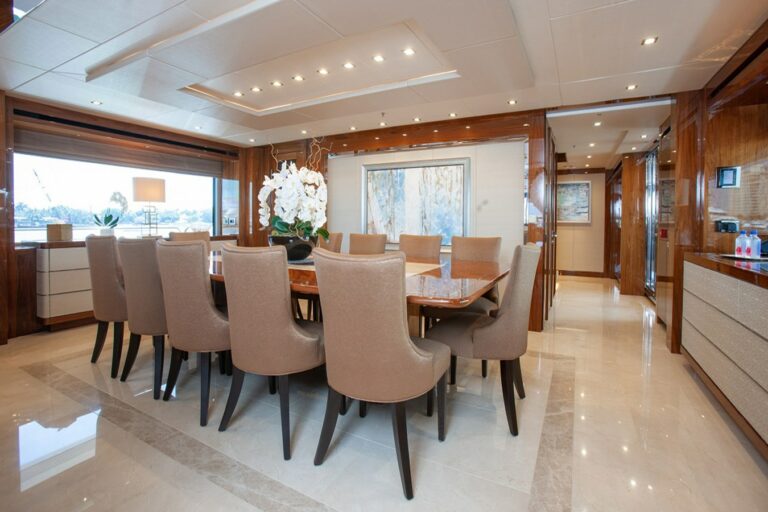 Q Sunseeker 155 Yacht Dinning Area