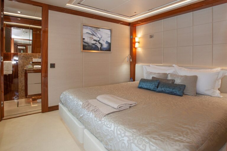 Q Sunseeker 155 Yacht Stateroom