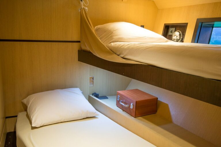 Crew cabin (2LR
