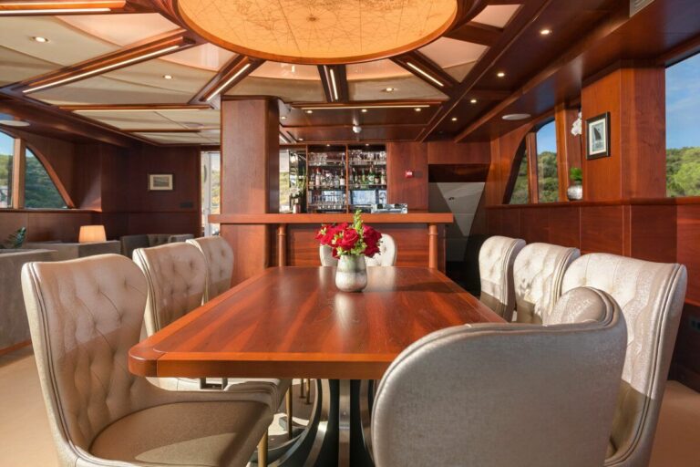 LADY-GITA-dining area in the saloon.