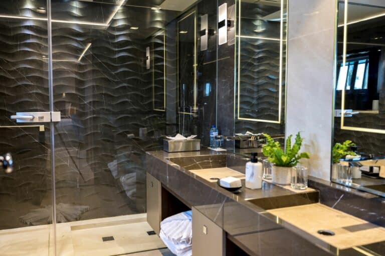 Navis One_4250_VIP2 Shower.Med