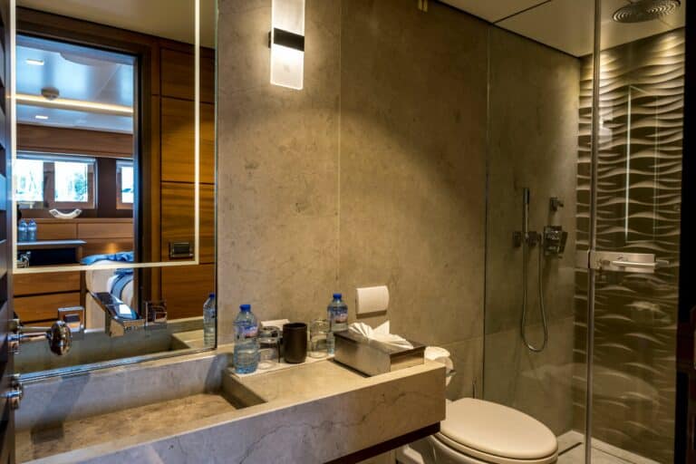 Navis One_4261_VIP Bathroom.Med
