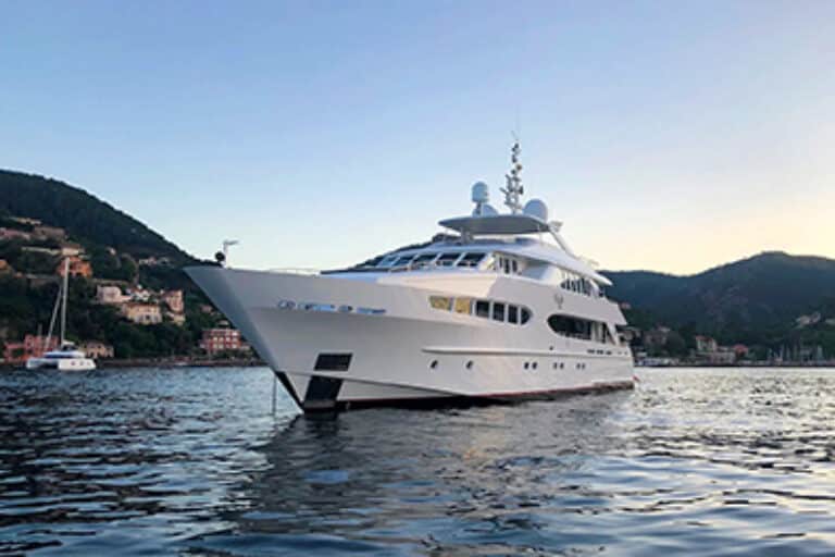 Mac-Brew-MotorYacht-Exterior-02