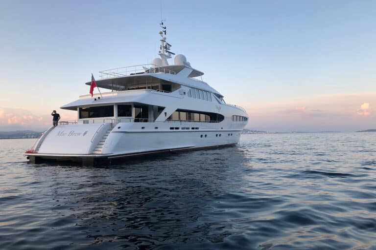 Mac-Brew-MotorYacht-Exterior-09