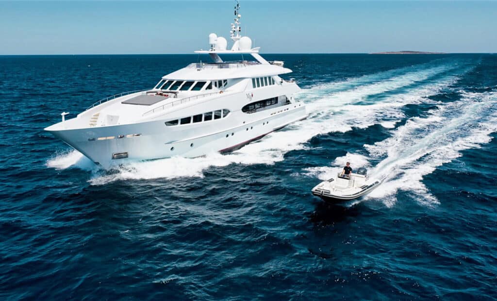 Mac-Brew-MotorYacht-Exterior-10