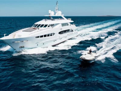 Mac-Brew-MotorYacht-Exterior-10