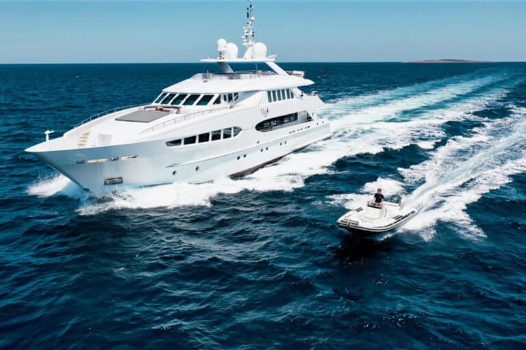 Mac-Brew-MotorYacht-Exterior-10