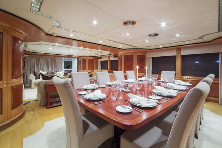 Mac-Brew-MotorYacht-Interior-01