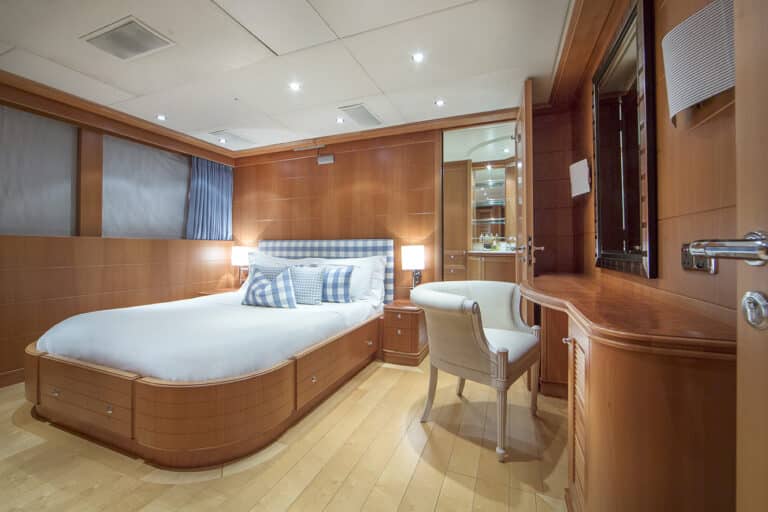 Mac-Brew-MotorYacht-Interior-10