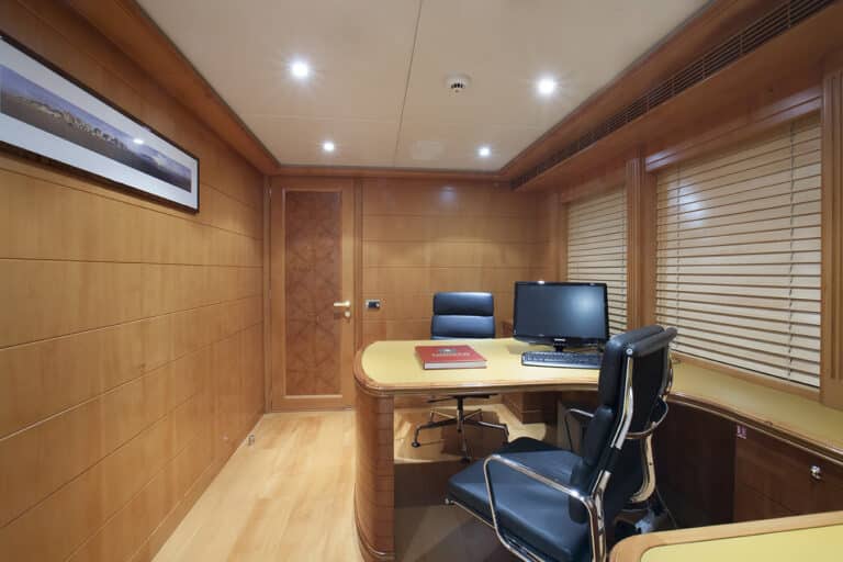 Mac-Brew-MotorYacht-Interior-23