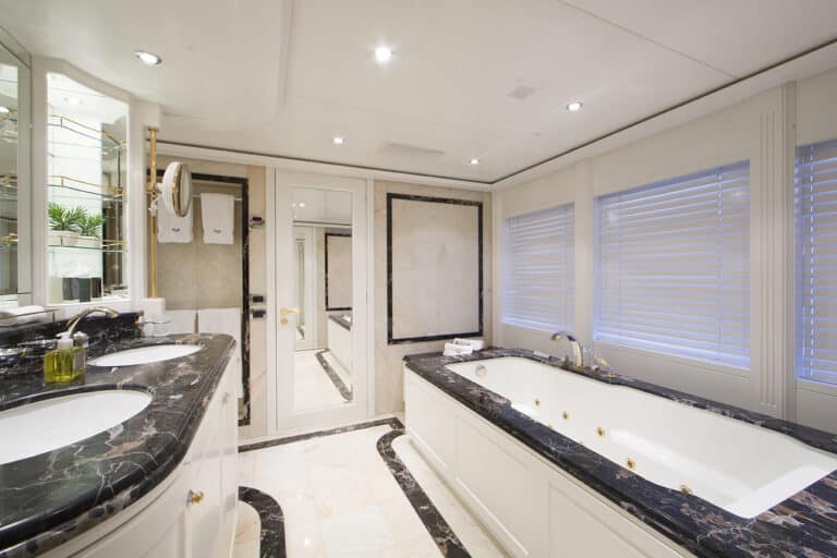 Mac-Brew-MotorYacht-Interior-24