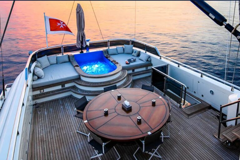 aresteas deck jacuzzi image