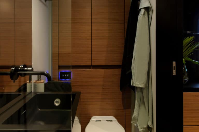 luxury-charter-yacht-calma-bathroom2