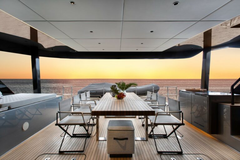 luxury-charter-yacht-calma-cockpit2