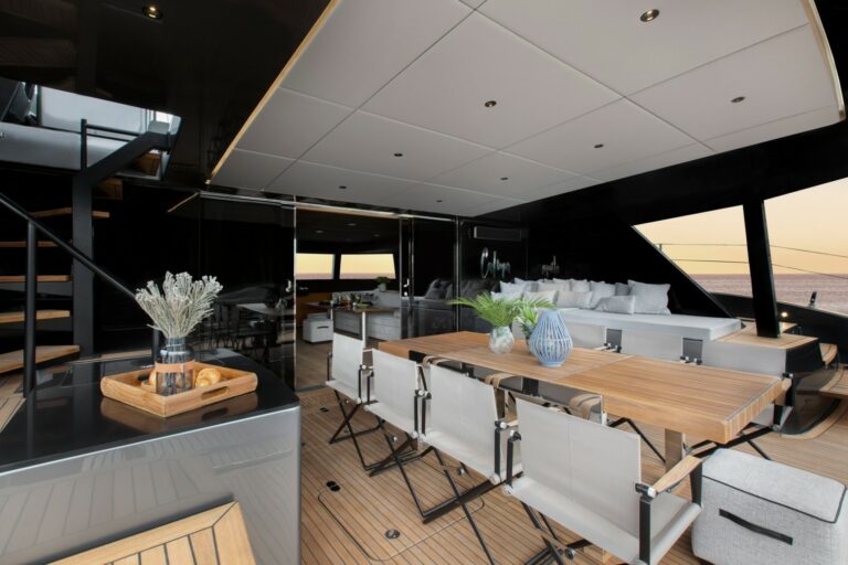 luxury-charter-yacht-calma-cockpit3