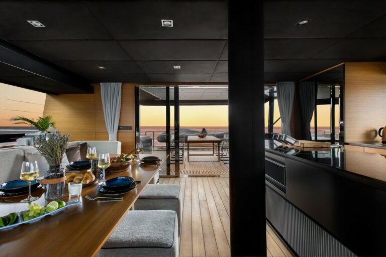 luxury-charter-yacht-calma-dining2