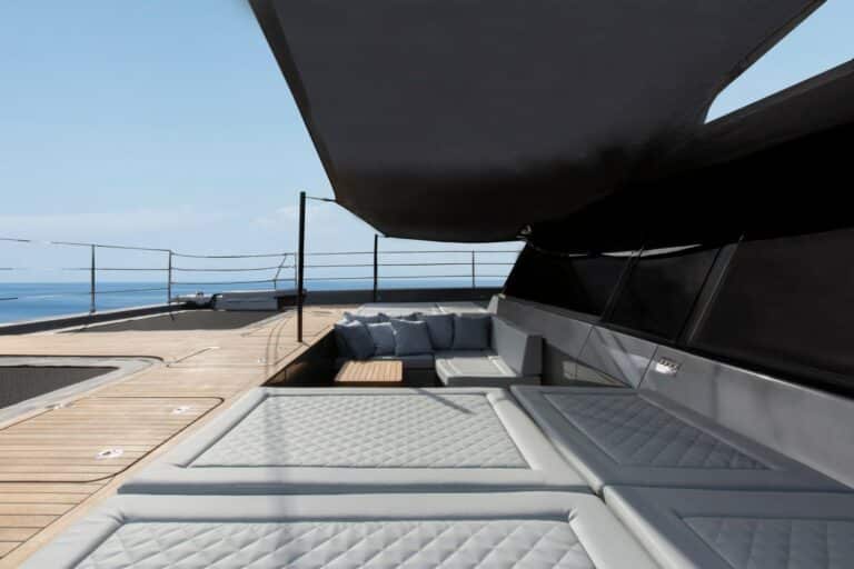 luxury-charter-yacht-calma-foredeck2