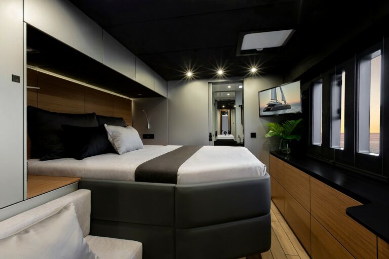 luxury-charter-yacht-calma-guest-cabin2