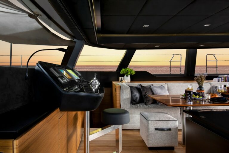 luxury-charter-yacht-calma-helmstation