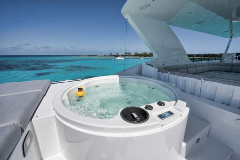 22. Limitless - Flybridge Jacuzzi