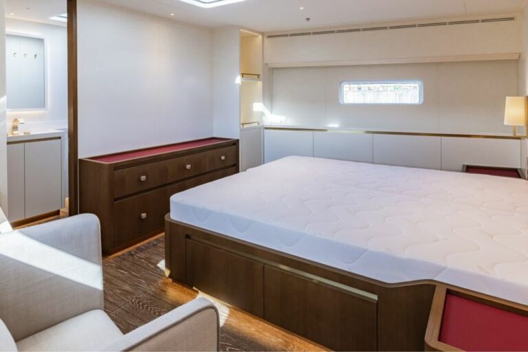 bgyb_charter_fancy_interior_10